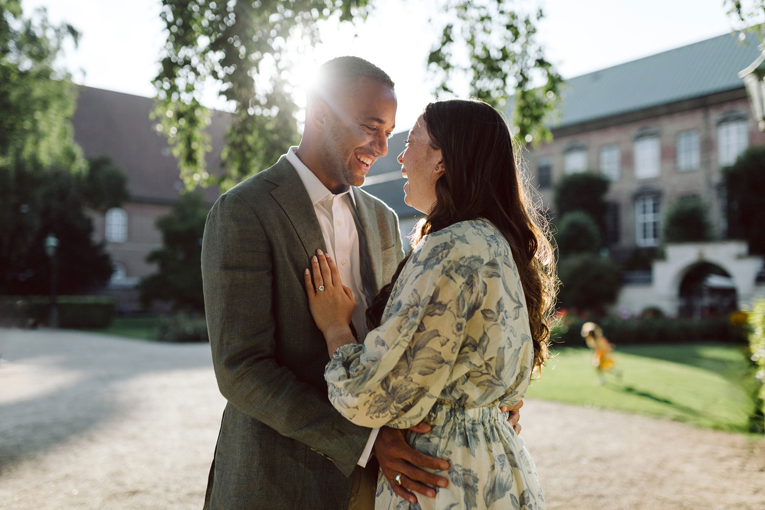 Beautiful engagement photo with the historic Royal Library as a backdrop in Copenhagen’s golden hour