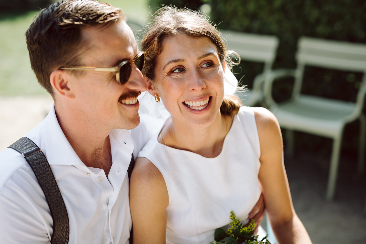 Romantic wedding portraits at the Royal Library Garden, Copenhagen – The couple shares a quiet moment among lush greenery and autumn leaves in this hidden gem of a park